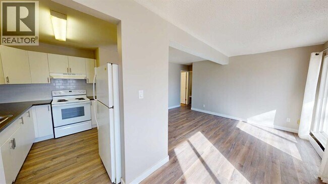 Photo - 10201-10108 108 Ave