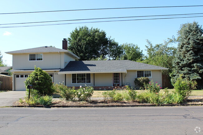 Building Photo - Spacious 4 Bed 2 bath Home!