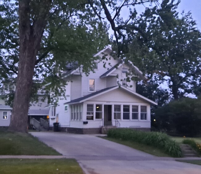 2522 College Street directly across from the UNI campus - 2522 College St Casa