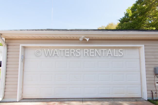 1.5 Car Garage - 156 Soren Ln