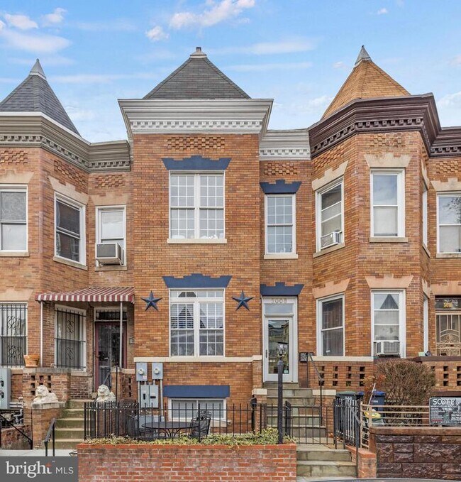 3008 11th St NW