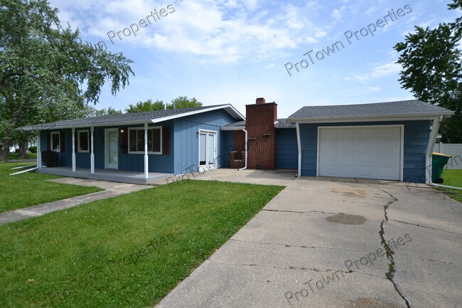 Building Photo - 2315 Birchwood Ln