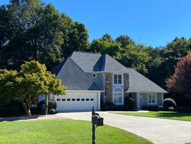 Newly painted, cleaned and landscaped - 178 Cloudland Rd N Unit Main and Upstairs
