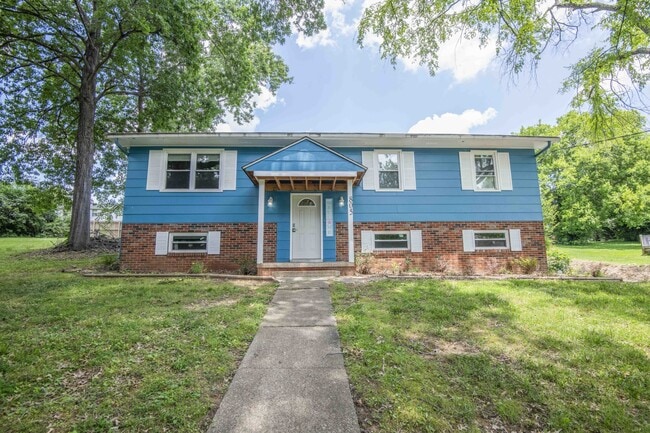 Photo - 805 Goldfinch Ave House