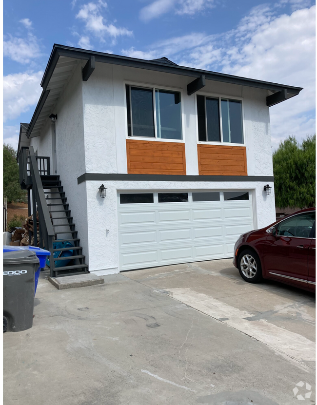 Building Photo - 3 bedroom 3 bathroom home in Lemon Grove! ... Unit Upstairs Apt