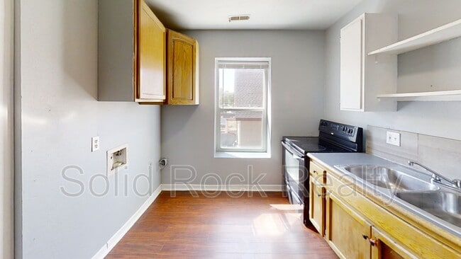 Photo - 714 E 3rd St Unit 4