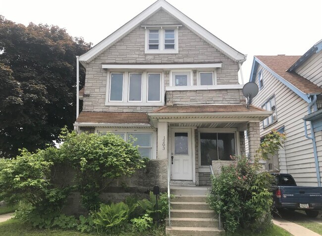 Building Photo - 3107 S 12th St Unit upper Rental