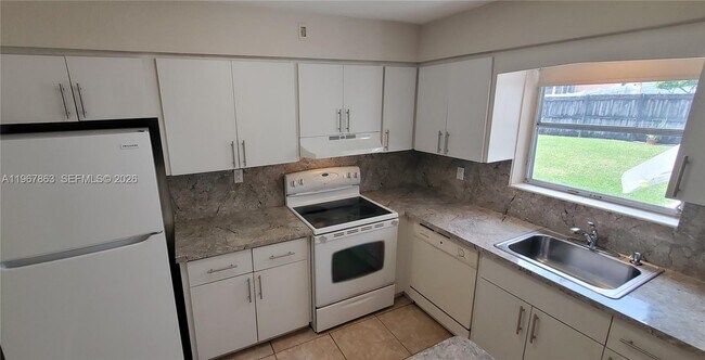 Photo - 1900 N 32nd Ct