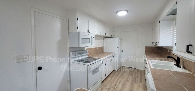 Photo - 920 S 68th St