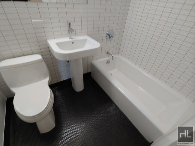 Photo - East 39th Street Unidad 17F