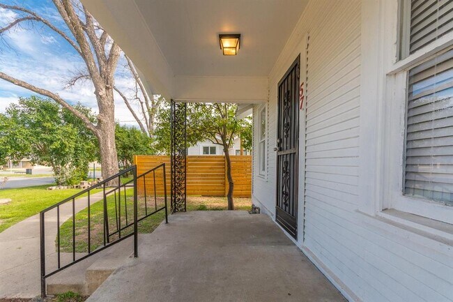 Photo - 57 Chalmers Ave