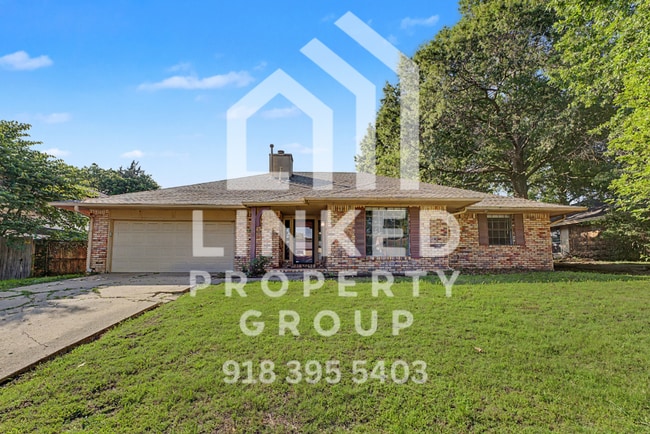 Building Photo - Check out this 4 bedroom 3 bath brick home in Tulsa