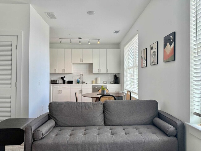 Building Photo - 542 Boulevard NE Unit ID1299399P