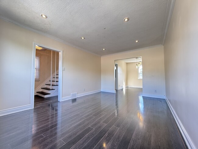 Photo - 728 Weston Rd