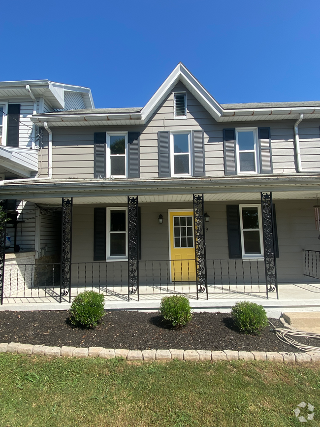 Building Photo - 9 E Maple St Rental