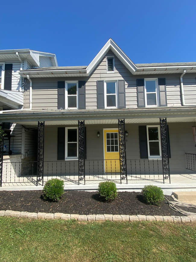 Front Of House - 9 E Maple St House