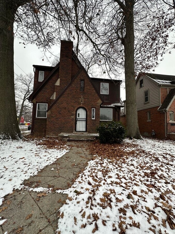 Beautiful 4 bedroom brick tudor - Beautiful 4 bedroom brick tudor