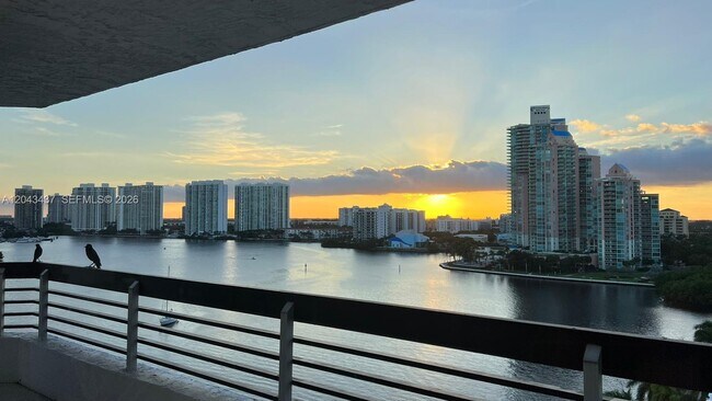 3600 Mystic Pointe Dr Unit 1401
