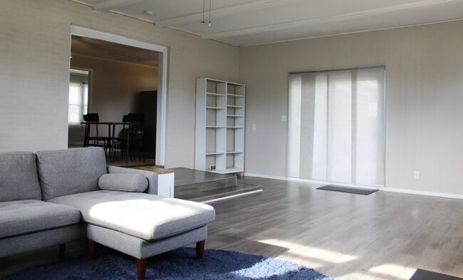 Building Photo - 1213 Park Dr