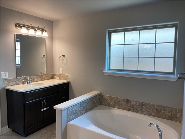 Photo - 3550 Macintosh Way