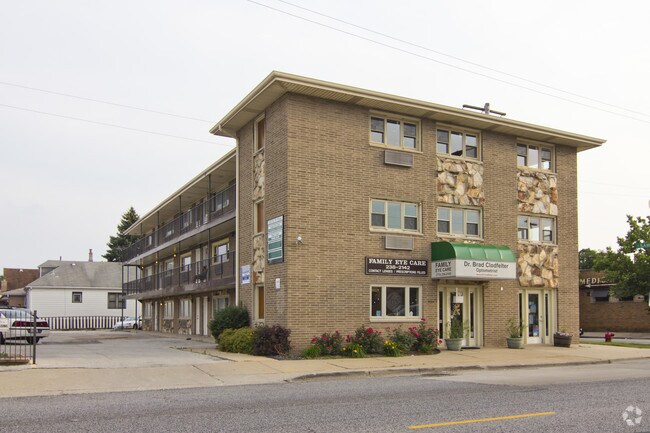 Primary Photo - 3225 W 111th St Apartments