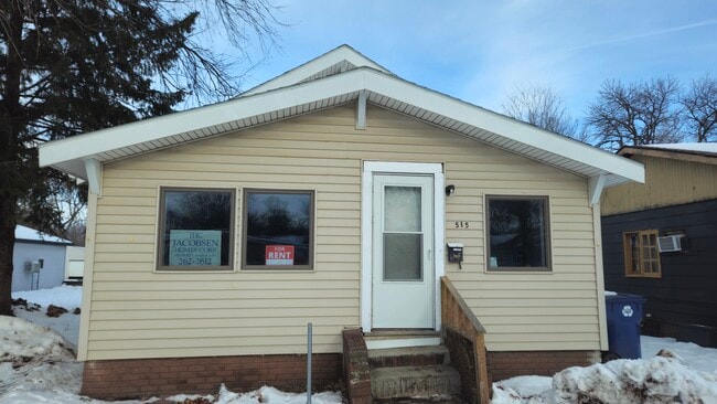 Building Photo - 515 E 11th St