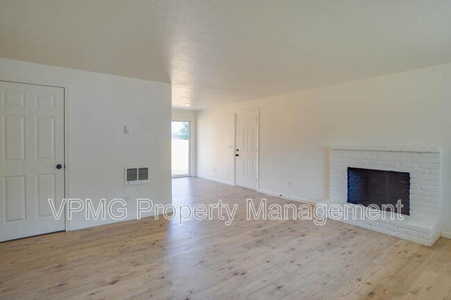 Photo - 10412 NE 71st St Unit B