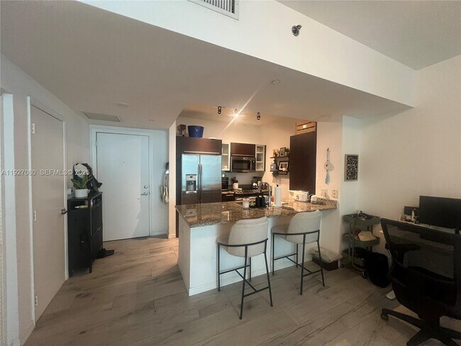 Building Photo - 950 Brickell Bay Dr Unit 303