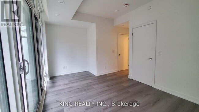 Photo - 871 Sheppard Ave W