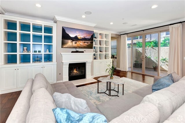 Building Photo - 38 City Stroll Rental