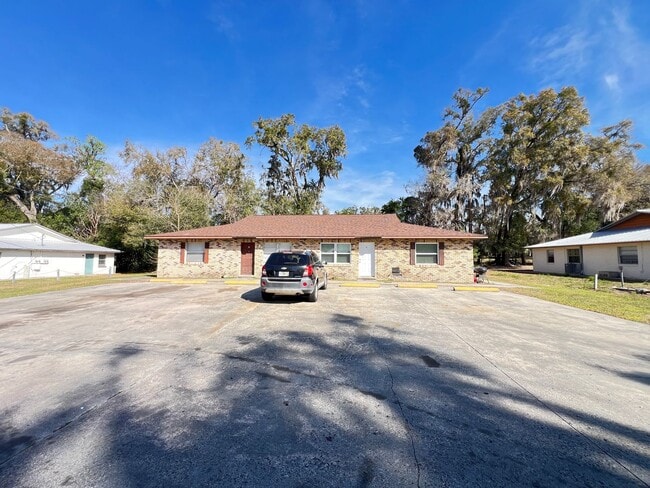 Building Photo - Charming Renovated 2-Bedroom Home in Ocala – Lawn Care Included!