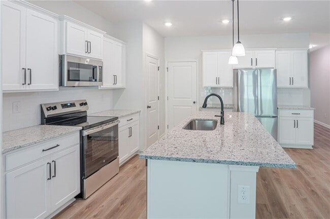 Photo - 411 Summit Dr W