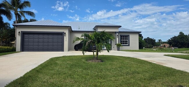 Building Photo - 196 SW Paar Dr