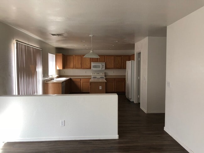 Photo - Massive 4 bedroom- 3 car garage- Large loft- Maricopa