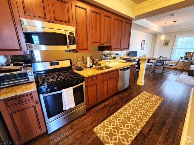 Building Photo - 12 Elm St Rental