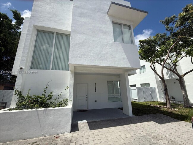 Building Photo - 16 East Dr