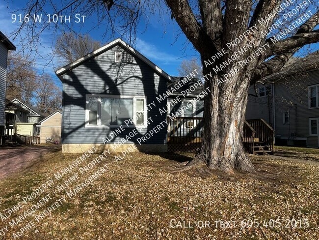 916 W 10th St