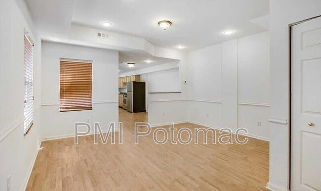 Photo - 729 10th St NE