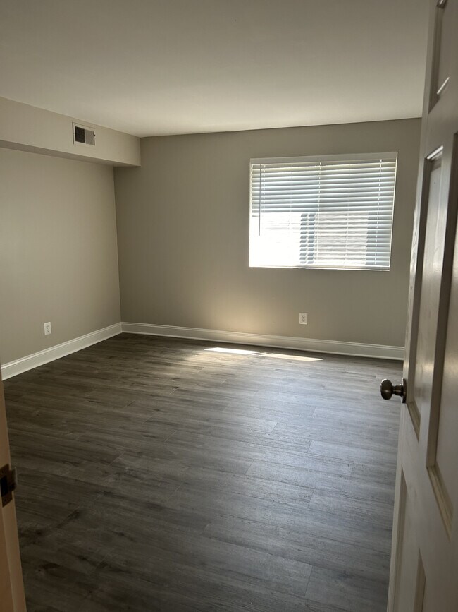 Bedroom 1 - 33 Windemere Apartments