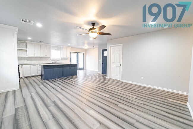 Photo - 412 NW 121st St