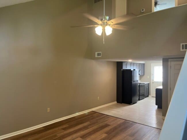 Photo - Lakeview Apartments: 3 BR 2BA