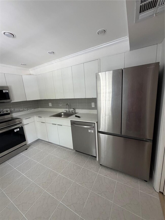 Building Photo - 4007 N Cypress Dr Unit 203
