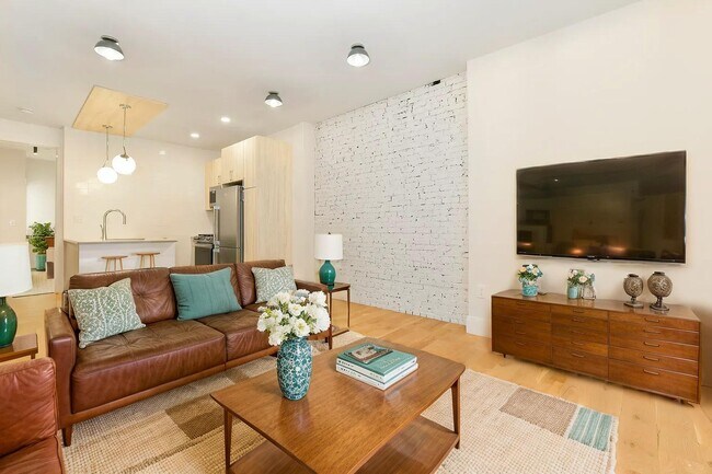 Building Photo - 200 Maverick St Unit 3