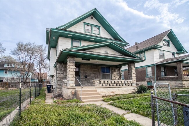 Photo - 908 E 31st St