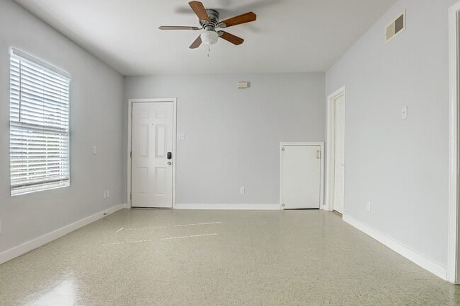 Photo - 3345 Reeves St