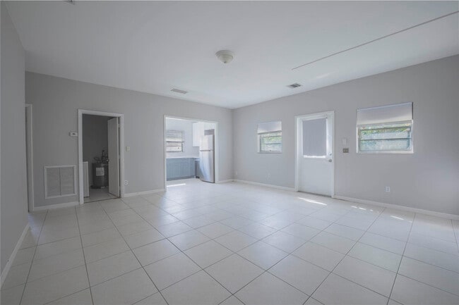 Photo - 121 NW 36th St
