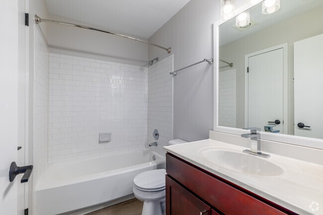 1BR, 1BA - 619SF - Bathroom