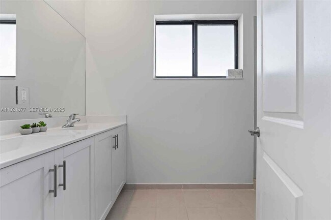 Photo - 20544 NE 5th Pl