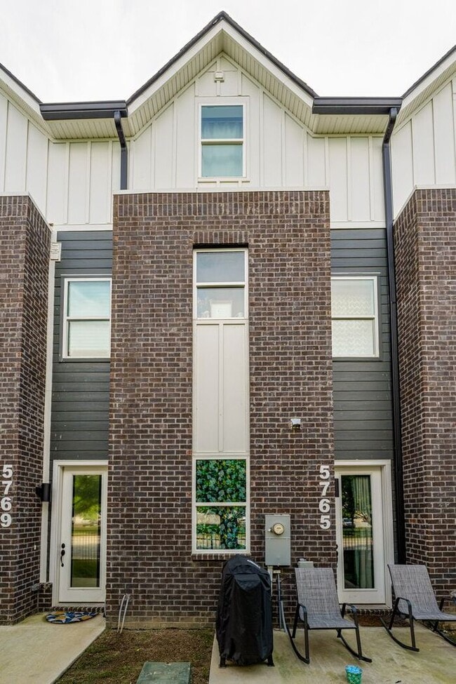 Building Photo - 5765 Sofias Cir