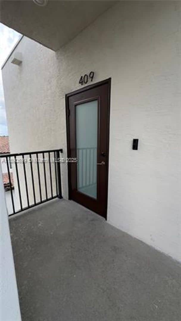 Photo - 8301 NW 41st St Unidad 8301 NW 41st St  B-409